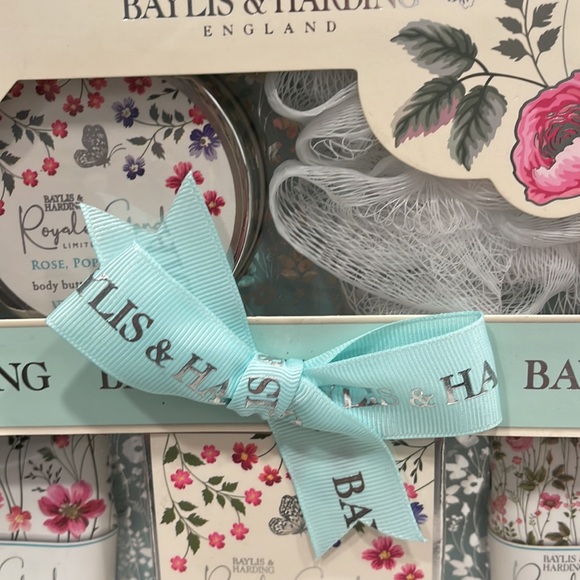 6 piece Baylis & Harding bath set - Picture 2 of 5